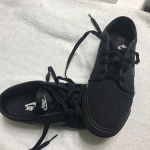 Black nike shoes, US size 6.5 like new condition